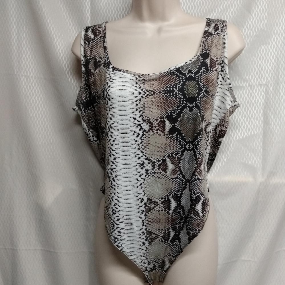 Boohoo Bodysuit, sz 12, Snake print , sleeveless snap closure, pre-owned